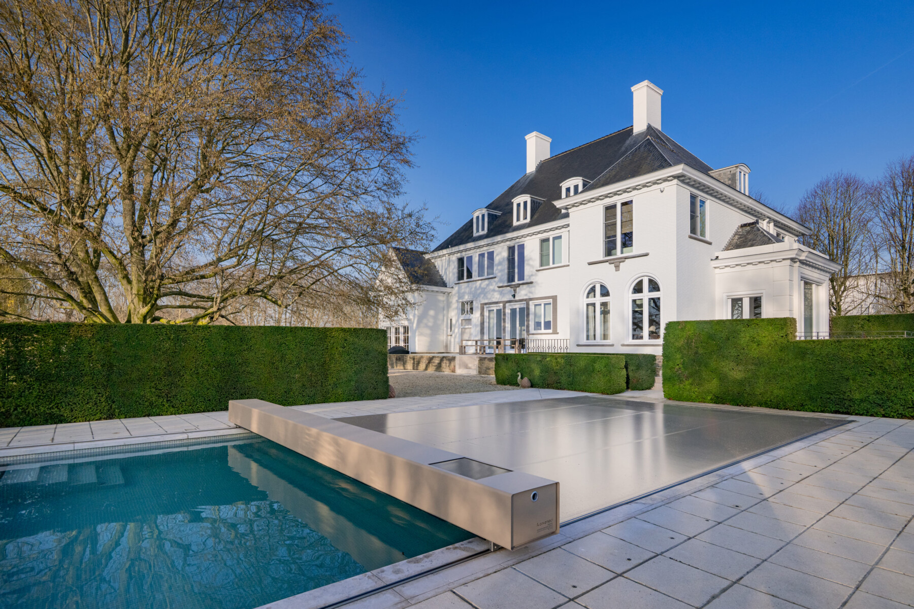 Piscine avec couverture Coverseal dans un environnement haut de gamme.