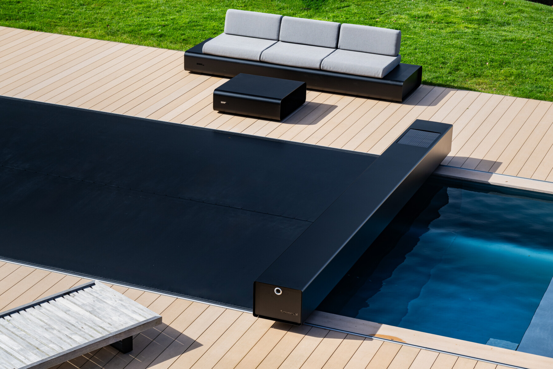 Piscine avec couverture Coverseal dans un cadre moderne.