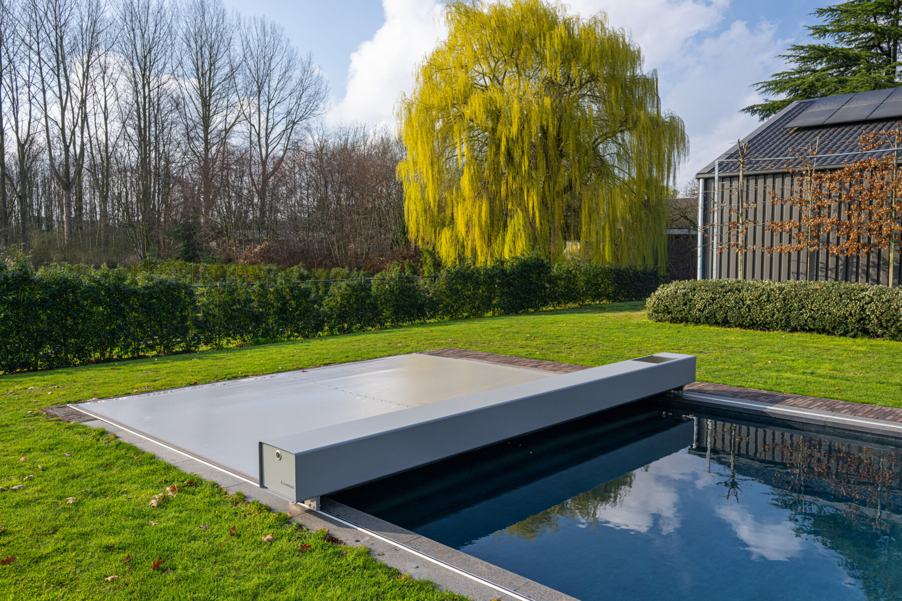 Piscine couverte par une Coverseal dans un jardin contemporain.