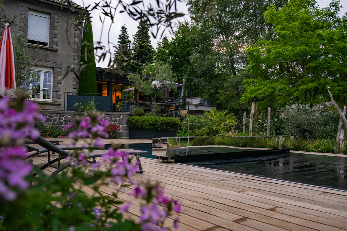Piscine avec terrasse en bois et couverture Coverseal.