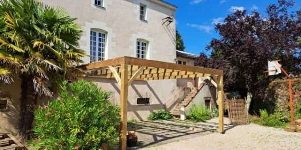 pergola en bois dans une maison de campagne près d'Angers (49)