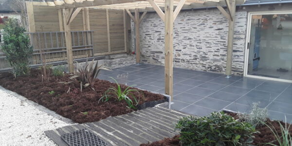 pergola en bois dans un jardin