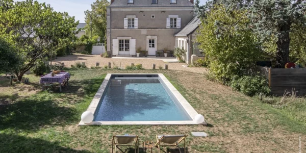 maison de campagne aux alentours d'angers qui possède une piscine