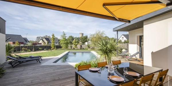 vue de la terrasse d'une piscine