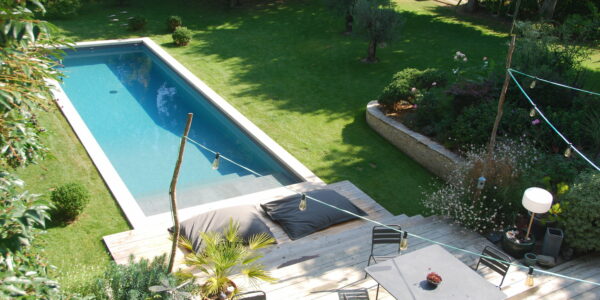 vue aérienne d'une piscine angevine